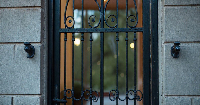 Porta social de ferro: seguran&ccedil;a e estilo para sua entrada
