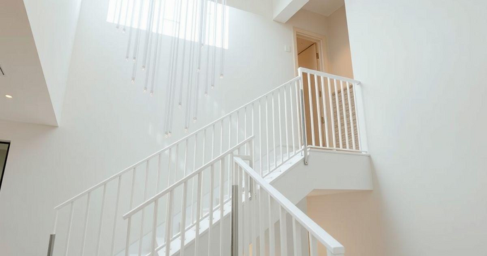 Corrim&atilde;o Alum&iacute;nio Branco: Estilo e Seguran&ccedil;a em Foco